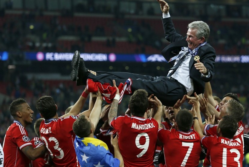 Jupp Heynckes (atas) dielu-elukan para pemainnya usai membawa Bayern Muenchen meraih trofi Liga Champions 2012/2013.