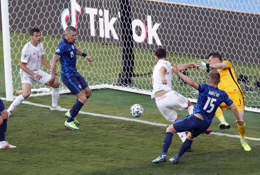 Juraj Kucka dari Slovakia (tengah) mencetak gol bunuh diri membuat skor 5-0 untuk Spanyol selama pertandingan sepak bola babak penyisihan grup E UEFA EURO 2020 antara Slovakia dan Spanyol di Seville, Spanyol, 23 Juni 2021. 