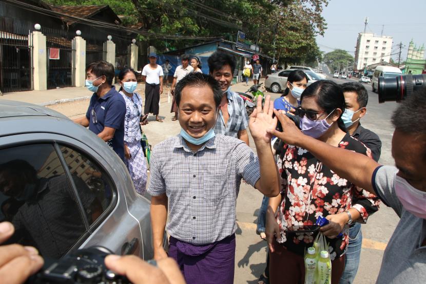  Jurnalis AP Thein Zaw, tengah, melambai ke luar penjara Insein setelah dibebaskan pada Rabu, 24 Maret 2021 di Yangon, Myanmar. Thein Zaw, jurnalis The Associated Press yang ditangkap bulan lalu saat meliput protes terhadap kudeta di Myanmar, dibebaskan dari penahanan pada hari Rabu.