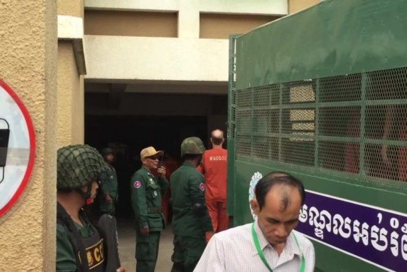 Jurnalis Australia James Ricketson yang didakwa dengan tuduhan mata-mata tiba di pengadilan Phnom Penh, Senin (19/2).