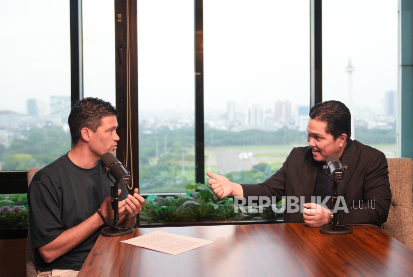 Jurnalis Belanda Neal Petersen (kiri) bersama Ketua Umum PSSI Erick Thohir.