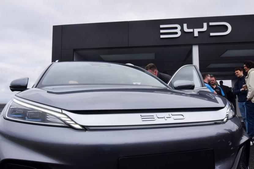 Jurnalis dan masyarakat umum melihat SUV listrik Atto 3 buatan produsen mobil China BYD, di pameran dagang kendaraan listrik Fully Charged Live di Farnborough, Inggris, 28 April 2023. 