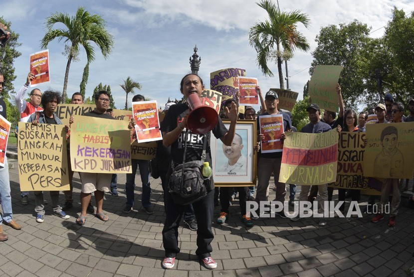 Jurnalis dan masyarakat yang tergabung dalam Solidaritas Jurnalis Bali menggelar aksi damai mendesak pembatalan remisi bagi I Nyoman Susrama di Monumen Bajra Sandhi, Denpasar, Bali, Jumat (25/1/2019). 