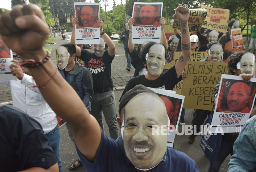 Jurnalis dan masyarakat yang tergabung dalam Solidaritas Jurnalis Bali mengikuti aksi damai mendesak pembatalan remisi bagi I Nyoman Susrama di Monumen Bajra Sandhi, Denpasar, Bali, Jumat (1/2/2019). 