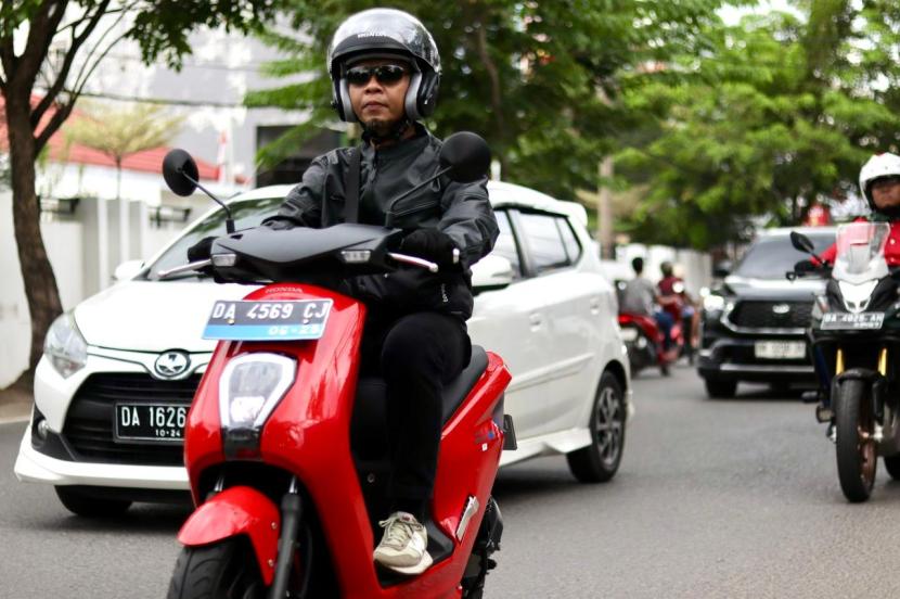 Jurnalis dari Jakarta menjajal Honda EM1 e: di Kota Banjarmasin, Kalimantan Selatan, Senin (5/8/2024)