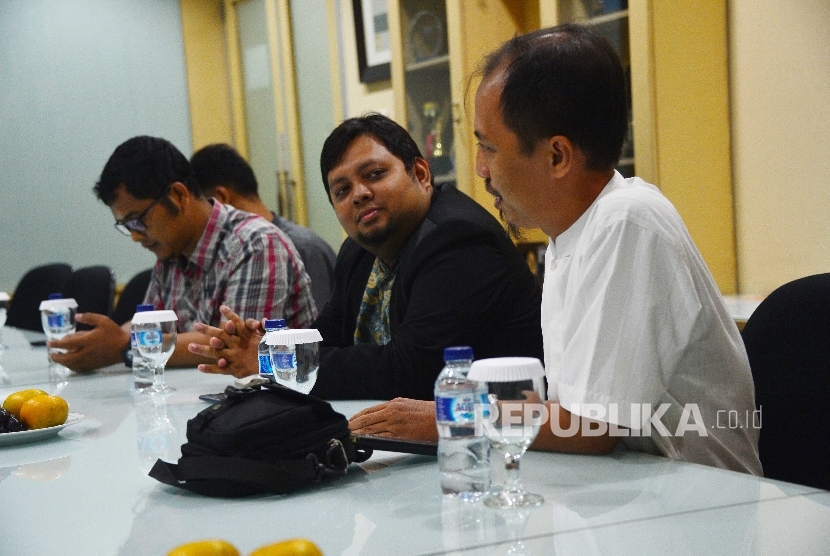 Jurnalis Islam: Dewan Syura Jurnalis Islam Bersatu (Jitu) Mahladi (kanan) berbicara saat mengunjungi kantor redaksi Republika di Jakarta, Kamis (5/2). 