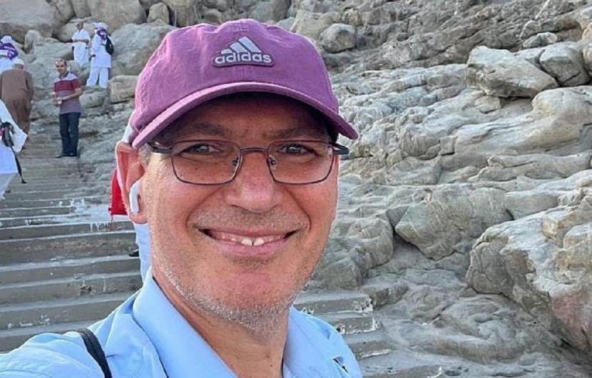 Jurnalis Israel melakukan swafoto di Gunung Arafah, Makkah, Arab Saudi. Unggahannya viral karena non-Muslim dilarang memasuki tempat suci di Arab Saudi.