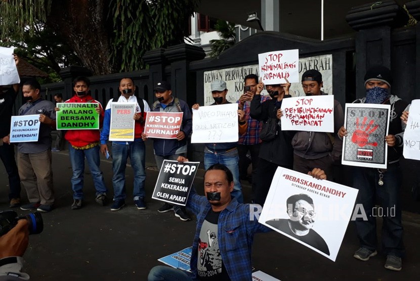 Jurnalis Malang Raya (JMR) melakukan aksi damai dalam gerakan solidaritas untuk keselamatan jurnalis di depan Gedung DPRD Kota Malang, Jumat (27/9). 