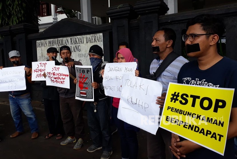 Jurnalis Malang Raya (JMR) melakukan aksi damai dalam gerakan solidaritas untuk keselamatan jurnalis di depan Gedung DPRD Kota Malang, Jumat (27/9). 