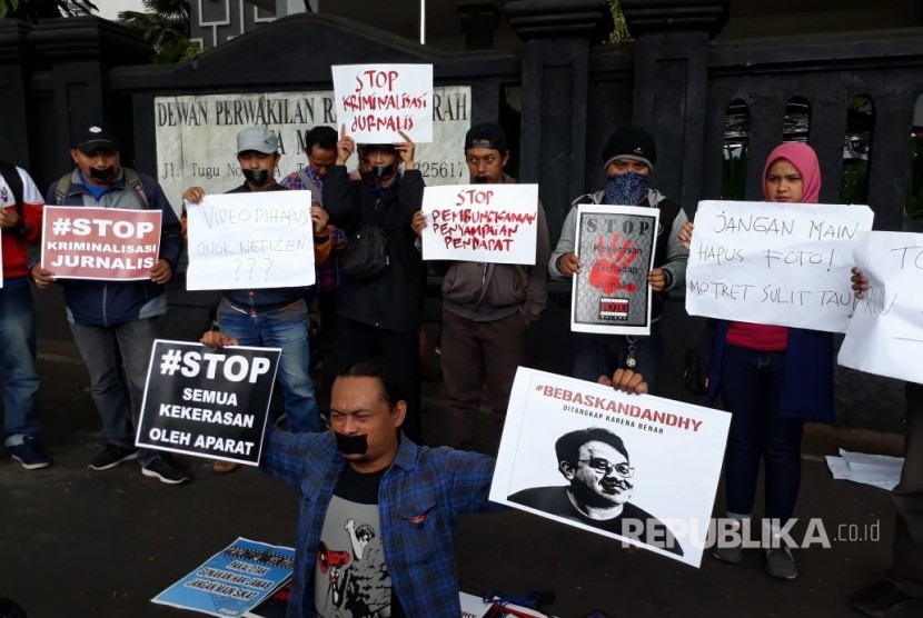 Jurnalis Malang Raya (JMR) melakukan aksi damai dalam gerakan solidaritas untuk keselamatan jurnalis di depan Gedung DPRD Kota Malang, Jumat (27/9). 