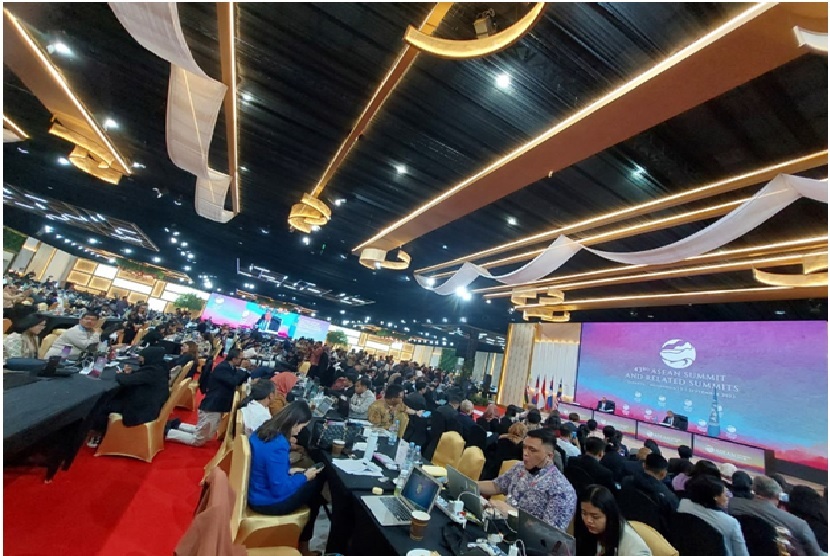 Jurnalis media asing mengaku puas dengan pelayanan di Media Center Konferensi Tingkat Tinggi (KTT) ke-43 Asean di Balai Sidang Jakarta Convention Center (JCC), Jakarta.