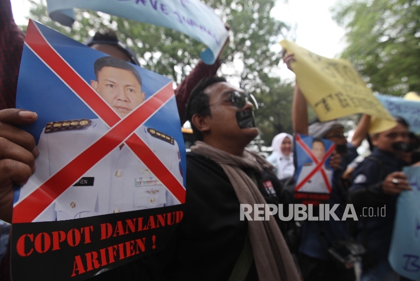 Jurnalis melakukan aksi solidaritas di depan Kantor Kementerian Koordinator Bidang Politik, Hukum dan Keamanan (Kemenko Polhukam) Jakarta, Kamis (25/8).  (Republika/Rakhmawaty La'lang)