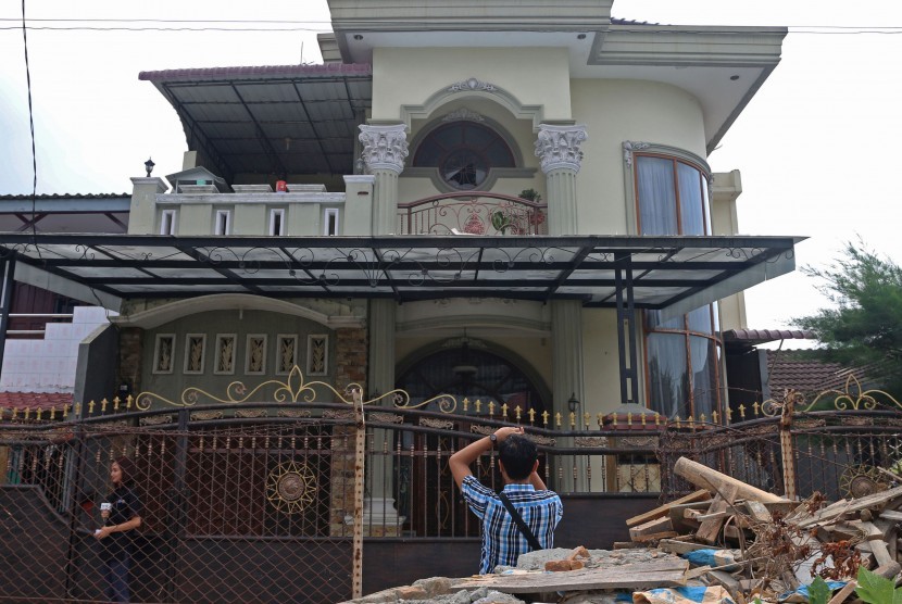 Jurnalis membuat liputan di depan rumah Kasat Narkoba Polres Pelabuhan Belawan AKP Ichwan Lubis, di Jalan Tuasan Medan, Sumatera Utara, Senin (25/4).