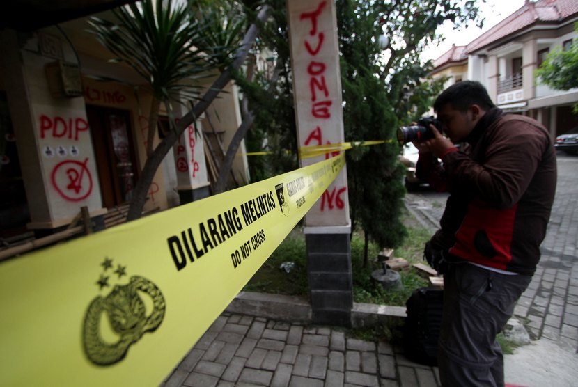  Jurnalis memotret kondisi Kantor TV One Biro Yogyakarta yang penuh dengan coretan di Perumahan Regency Timoho Yogyakarta, Kamis (3/7). 