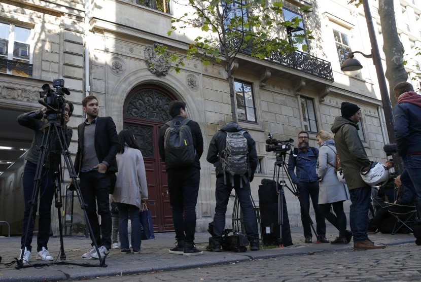 Jurnalis menanti di depan kediaman pribadi di Paris yang menjadi lokasi kejadian perampokan Kim Kardashian.