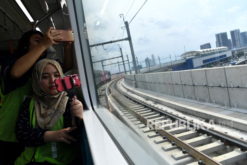 Jurnalis mengabadikan suasana perjalanan kereta Mass Rapid Transit (MRT) saat uji coba di Jakarta, Rabu (30/1/2019). 