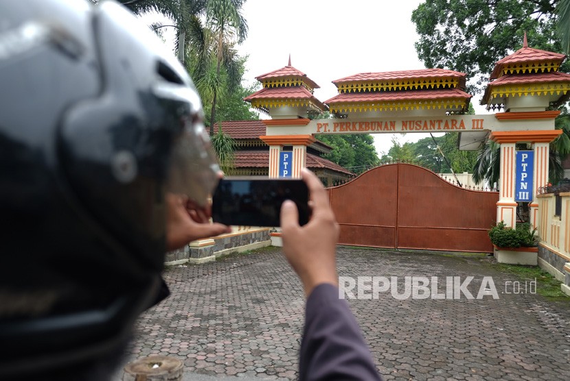 Jurnalis mengambil gambar suasana kantor PTPN III (Persero), di Medan, Sumatera Utara, Rabu (4/9/2019). 