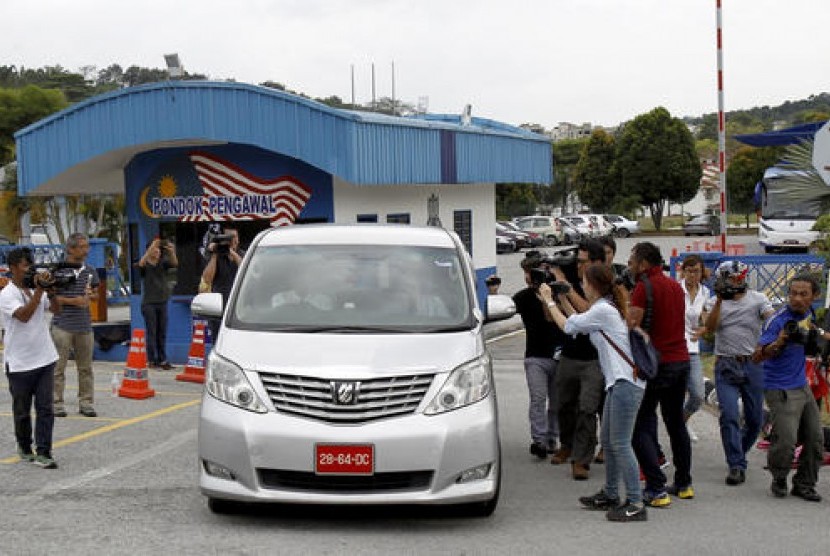 Jurnalis mengejar mobil dengan pelat Kedutaan Korea Utara di markas Polisi Sepang, tempat warga Korea Utara Ri Jong Chol ditahan di Kuala Lumpur, Malaysia, Rabu (22/2). Ri Jong Chol ditahan terkait tewasnya Kim Jong-nam.
