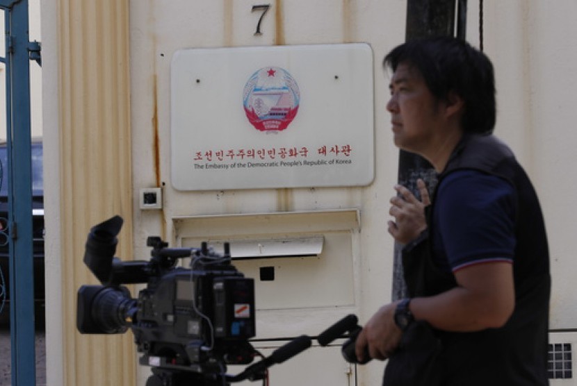 Jurnalis menunggu di luar Kedutaan Besar Korea Utara di Lumpur, Malaysia, Selasa (28/2). Intelijen Korea Selatan mengatakan empat mata-mata Korut terlibat pembunuhan Kim Jong-nam.
