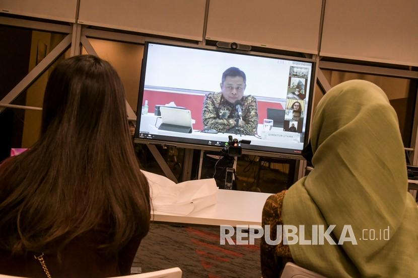 Jurnalis menyimak pemaparan Direktur Utama PT Telkom Indonesia (Persero) Tbk Ririek Adriansyah saat Rapat Umum Pemegang Saham Tahunan (RUPST) secara virtual di Jakarta, Jumat (19/6/2020). 