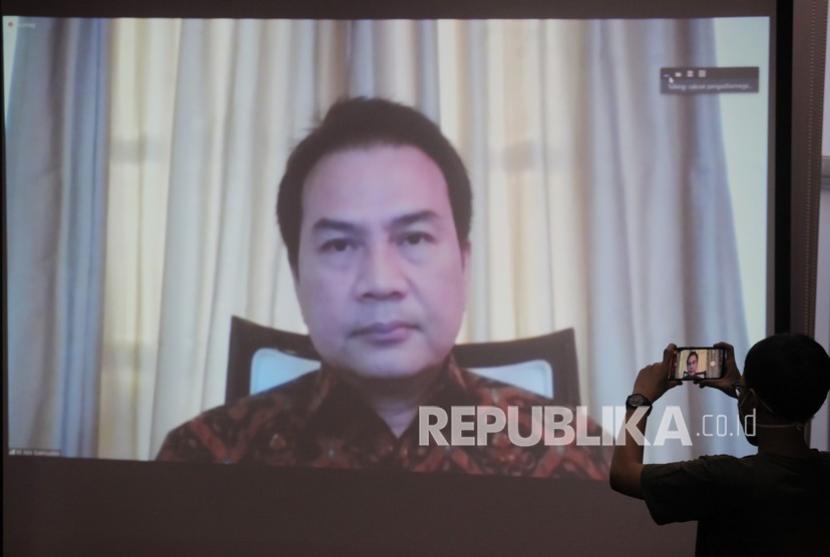 Jurnalis merekam layar monitor yang menampilkan mantan Wakil Ketua DPR Azis Syamsuddin. Kemenkumham sebut eks wakil ketua DPR Aziz Syamsuddin bebas bersyarat sejak Agustus 2023.