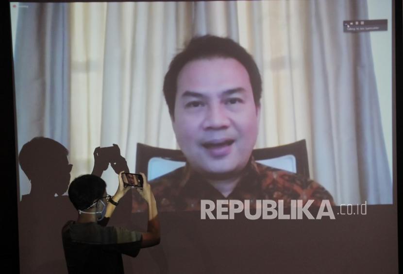 Jurnalis merekam layar monitor yang menampilkan Wakil Ketua DPR Azis Syamsuddin saat menjadi saksi sidang kasus suap Wali Kota Tanjungbalai nonaktif M Syahrial ke mantan penyidik KPK AKP Stepanus Robin Pattuju, beberapa waktu lalu.