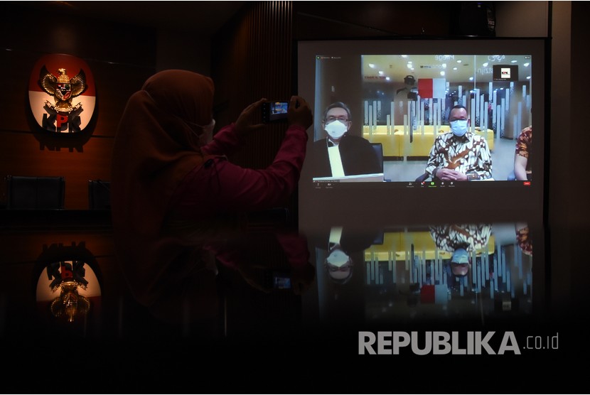 Jurnalis merekam sidang pembacaan tuntutan bagi terdakwa mantan Sekretaris Mahkamah Agung (MA) Nurhadi (kanan) dalam kasus suap dan gratifikasi penanganan perkara di MA yang digelar secara virtual dari Pengadilan Tipikor di Gedung Merah Putih KPK, Jakarta, Selasa (2/3/2021).  