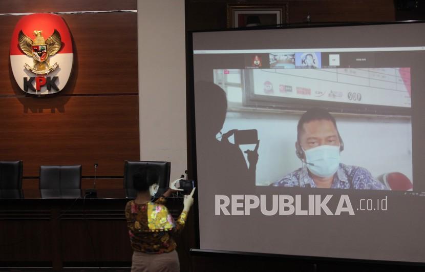 Jurnalis merekam sidang pembacaan vonis bagi terdakwa mantan Panitera Pengadilan Negeri Jakarta Utara Rohadi yang digelar secara virtual dari Pengadilan Tipikor di Gedung Merah Putih KPK, Jakarta, Rabu (14/7/2021). Majelis Hakim memvonis Rohadi tiga tahun enam bulan penjara dan denda Rp300 juta subsider empat bulan kurungan karena terbukti bersalah atas kasus menerima suap sebesar Rp1,21 miliar dari anggota DPRD Papua Barat periode 2009-2014 Robert Melianus Nauw dan Jimmy Demianus Ijie terkait pengaturan perkara di tingkat kasasi di Mahkamah Agung. 