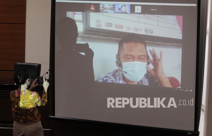 Jurnalis merekam sidang pembacaan vonis bagi terdakwa mantan panitera Pengadilan Negeri Jakarta Utara Rohadi yang digelar secara virtual, beberapa waktu lalu. KPK mengajukan kasasi terkait kasus gratifikasi dan TPPU Rohadi.