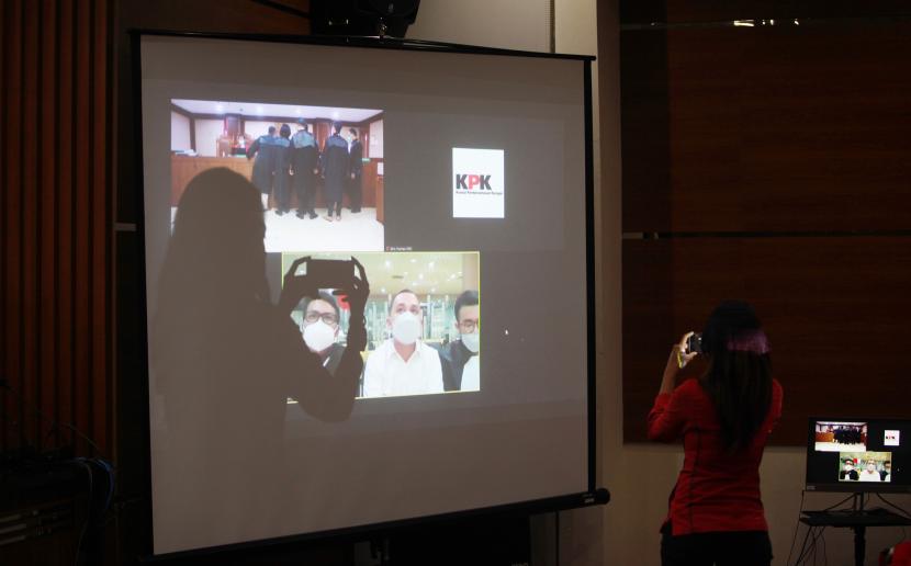 Jurnalis merekam sidang perdana terdakwa penyuap mantan Menteri Sosial Juliari P Batubara, Hary Van Sidabukke yang digelar secara virtual dari Pengadilan Tipikor di gedung KPK, Jakarta.