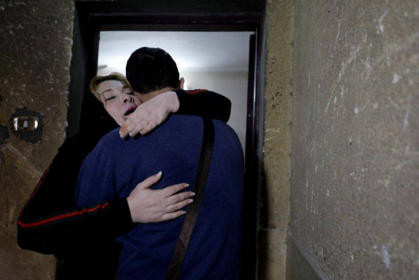 Jurnalis Palestina, Amjad Yaghi, memeluk ibunya, Nevine Zouheir, setelah 20 tahun berpisah, di Banha, Mesir, Senin, 2 Desember 2019.