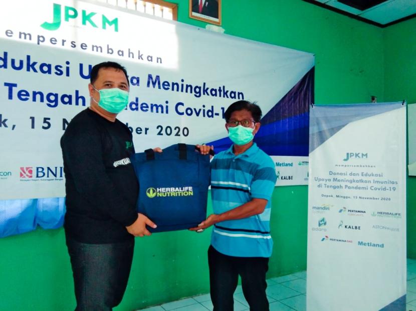 Jurnalis Peduli Kesehatan Masyarakat (JPKM) melakukan donasi dan edukasi kepada 120 warga di fasilitas umum (fasum) lingkungan RW 06 Depok 2 Tengah, Kecamatan Mekarjaya, Depok, Ahad (15/11).