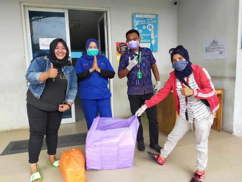 Jurnalis Peduli Sulawesi Selatan memberikan bantuan makanan untuk para medis di rumah sakit
