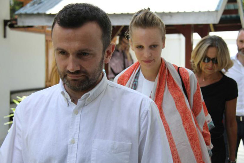 Jurnalis Perancis, Thomas Dandois (kiri) dan Valentine Bourrat (tengah) dipenjarakan saat syuting program dokumenter di Papua Barat tanpa izin memadai. 