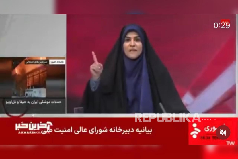 Jurnalis perempuan Iran Sahar Emami kembali siaran meski studio IRIB dibom Israel pada Senin (16/6/2025). 