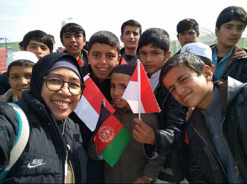 Jurnalis Republika, Andi Nur Aminah bersama anak-anak Afghanistan, beberapa tahun lalu.
