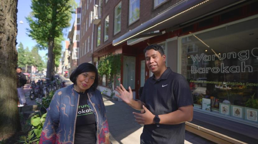 Jurnalis Republika, Elba Damhuri (kanan) bersama Pemilik Warung Barokah di Amsterdam, Sri Kurniati (kiri)