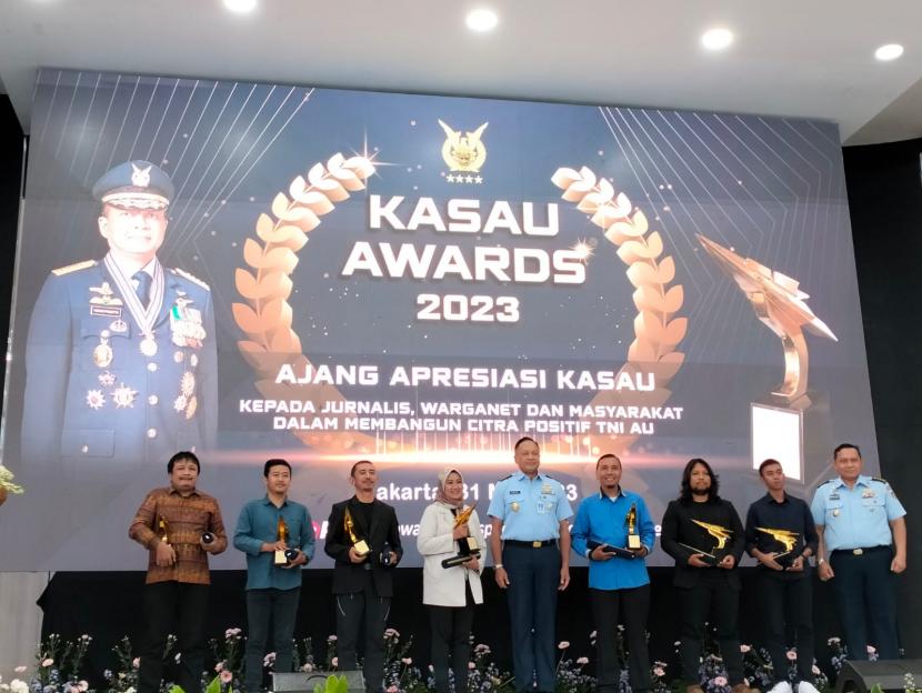 Jurnalis Republika, Erik Purnama Putra (kiri) meraih juara pertama karya tulis kategori Artikel Isu Strategis Media Cetak/Online dalam ajang Kasau Awards 2023 di Gedung Ardhya Loka Halim Perdanakusuma, Jakarta Timur, Rabu (31/5/2023).  