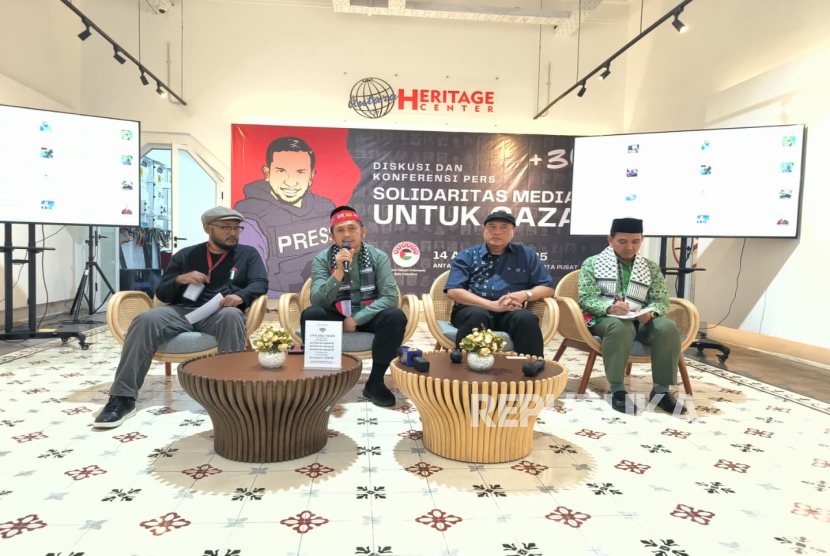 Jurnalis Republika Fitriyan Zamzami (kiri),  Ketua Komite Pelaksana ARI-BP, Ustaz Zaitun Rasmin (kedua dari kiri), dan  Wakil Ketua Komisi Hubungan Luar Negeri dan Kerjasama Internasional  MUI Ustaz Oke Setiadi (kanan) ada Diskusi dan Konferensi Pers, Kamis (13/8/2025)
