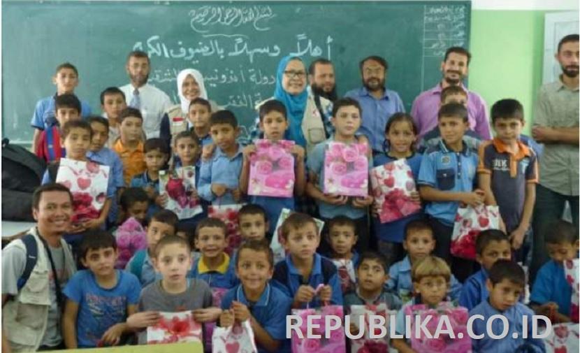 Jurnalis Republika, Subroto (kiri bawah) saat berada di sebuah sekolah di Gaza, Palestina.