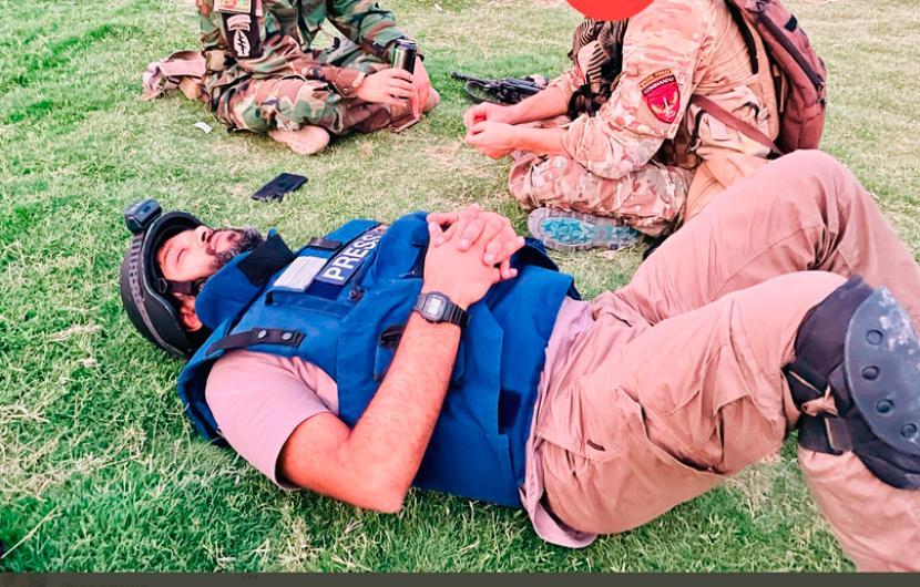 Jurnalis Reuters, Danish Siddiqui mengunggah fotonya di twitter.  Siddiqui tewas saat meliput pertempuran antara Taliban dengan pasukan Afghanistan.