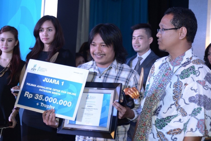 Jurnalis ROL Erik Purnama Putra menerima Anugerah Jurnalistik PGN 2014