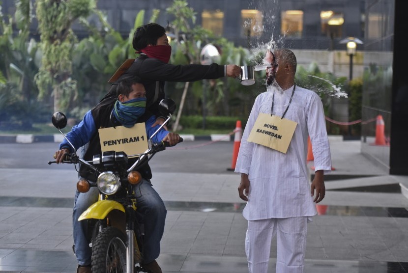 Jurnalis yang tergabung dalam Jurnalis Antikorupsi melakukan teatrikal penyiraman air keras terhadap Novel Baswedan saat melakukan aksi damai di halaman gedung KPK, Jakarta, Selasa (20/6).