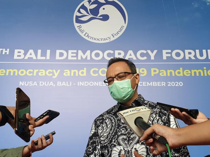 Juru biacara Kementerian Luar Negeri RI Teuku Faizasyah memberikan keterangan pers sebelum forum Bali Demokrasi Forum ke-13 dimulai, Nusa Dua, Bali, Rabu (9/12).