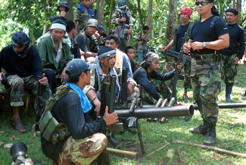 Juru bicara Abu Sayyaf, Abu Sabaya (kanan) bersama anggota militan di Basilan, Filipina.