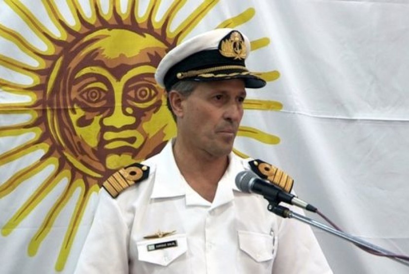 Juru Bicara Angkatan Laut Argentina Enrique Balbi saat memberi keterangan mengenai kapal selam ARA San Juan yang hilang.