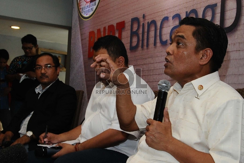 juru bicara Badan Nasional Penanggulangan Bencana Terorisme (BNPT), Irfan Idris (kanan), Pengamat Terorisme Nasir Abbas (kiri) berbicara saat konferensi pers di Jakarta, Kamis (19/3).