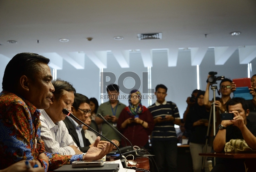 Juru bicara BNPT Irfan Idris (kiri), Staff Ahli bidang komunikasi media Hendry Subiakto (kedua kiri), saat konferensi pers usai rapat koordinasi di kantor Kominfo, Jakarta, Selasa (31/3). (Republika/Tahta Aidilla)