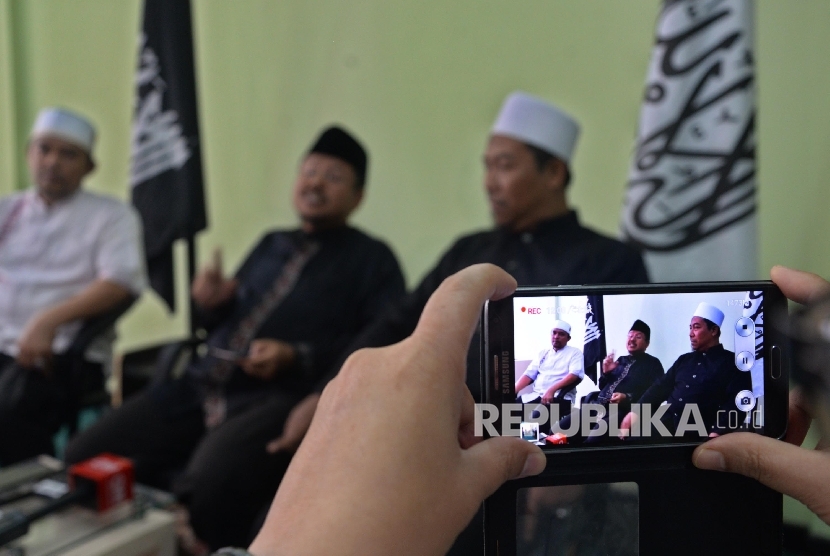 Spokesperson of Hizbut Tahrir Indonesia (HTI) Ismail Yusanto (center) spoke in a press conference at Hizbut Tahrir Indonesia (HTI) headquarter, Jakarta, Senin (May 8). 