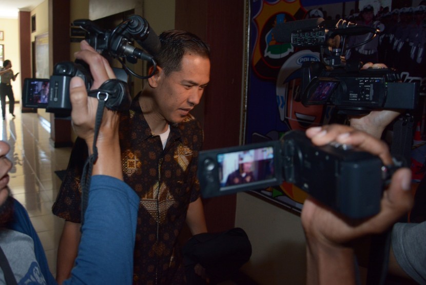 Juru bicara FPI Munarman bersiap menjalani pemeriksaan di Mapolda Bali, Selasa (14/2). 